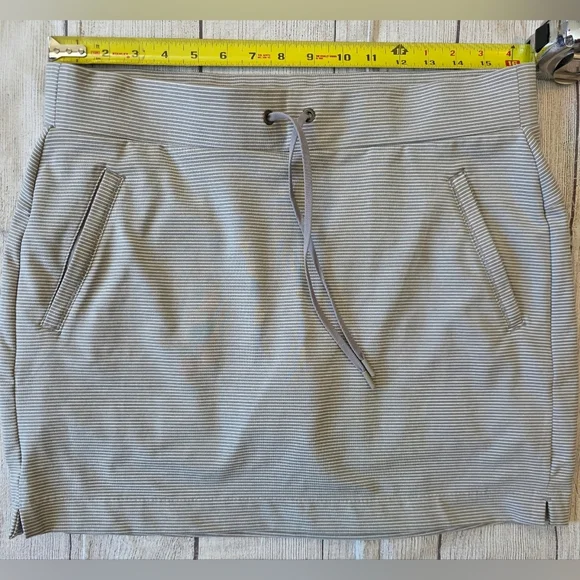 Athleta Skort Size Medium Gray & White Striped Modern Metro Athletic Zip Pockets - Picture 6 of 9